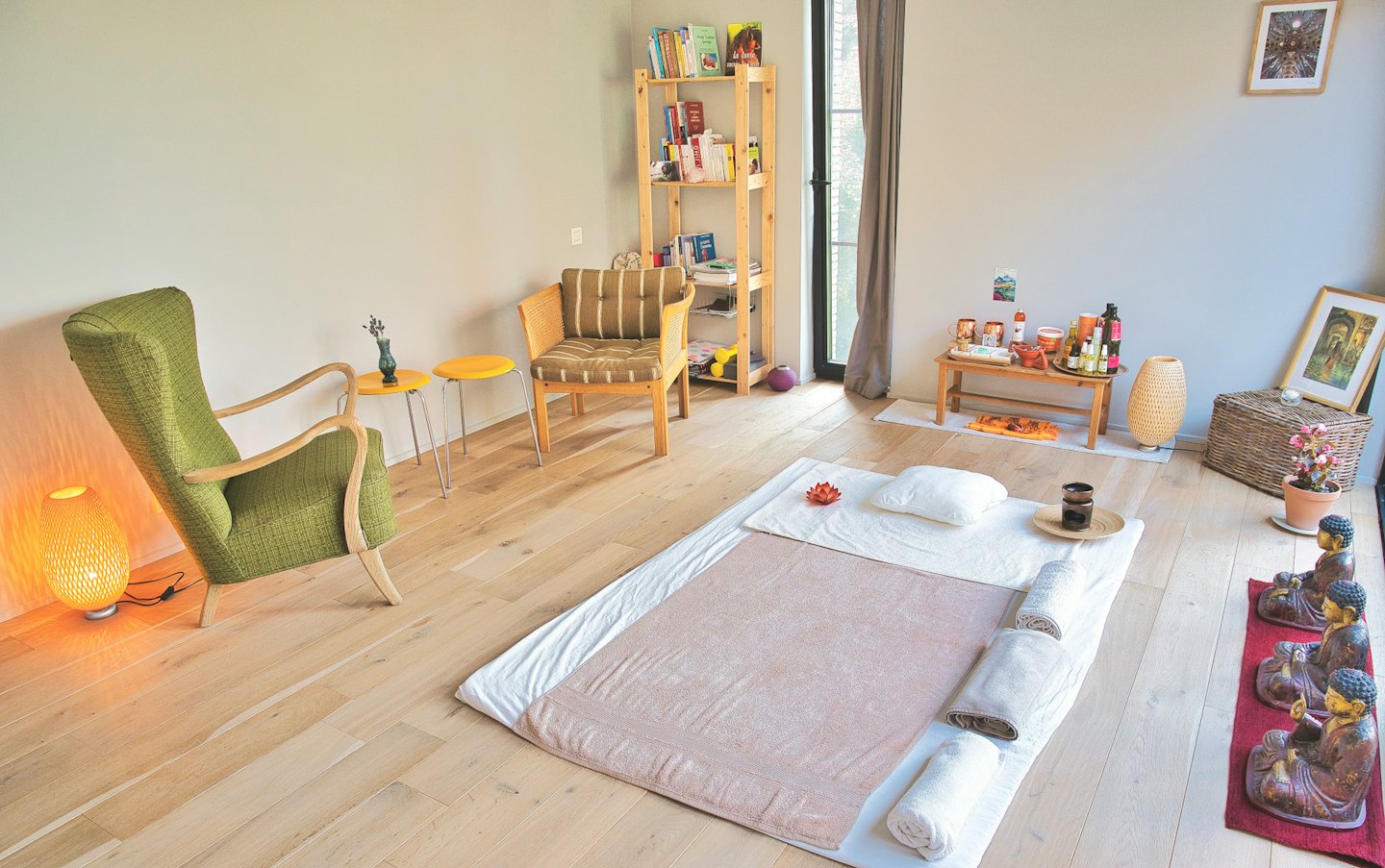 Salle de bien-être avec un matelas au sol et divers équipements de relaxation.